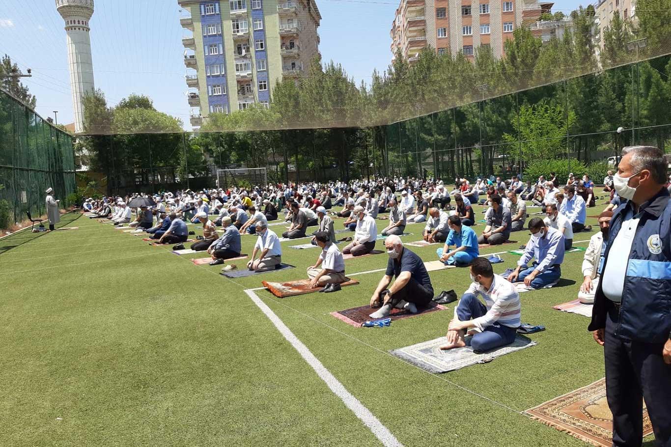 Bağlar Belediyesi Cuma namazına tahsis ettiği yerlerde halka maske ve dezenfektan dağıttı Bağlar Belediyesi Cuma namazına tahsis ettiği yerlerde halka maske ve dezenfektan dağıttı